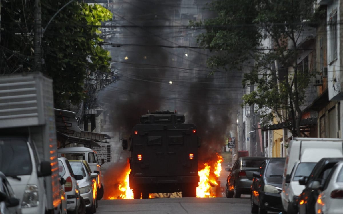 Pol&iacute;cias Militar e Civil realizam opera&ccedil;&atilde;o na Vila Cruzeiro, dentro do Complexo da Penha, nesta segunda-feira (9), para prender criminosos com mandado de pris&atilde;o em aberto