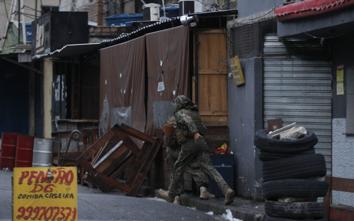 Polícias Militar e Civil realizam operação na Vila Cruzeiro, dentro do Complexo da Penha, nesta segunda-feira (9), para prender criminosos com mandado de prisão em aberto