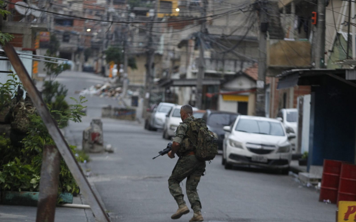 Polícias Militar e Civil realizam operação na Vila Cruzeiro, dentro do Complexo da Penha, nesta segunda-feira (9), para prender criminosos com mandado de prisão em aberto