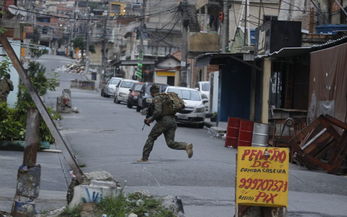Polícias Militar e Civil realizam operação na Vila Cruzeiro, dentro do Complexo da Penha, nesta segunda-feira (9), para prender criminosos com mandado de prisão em aberto