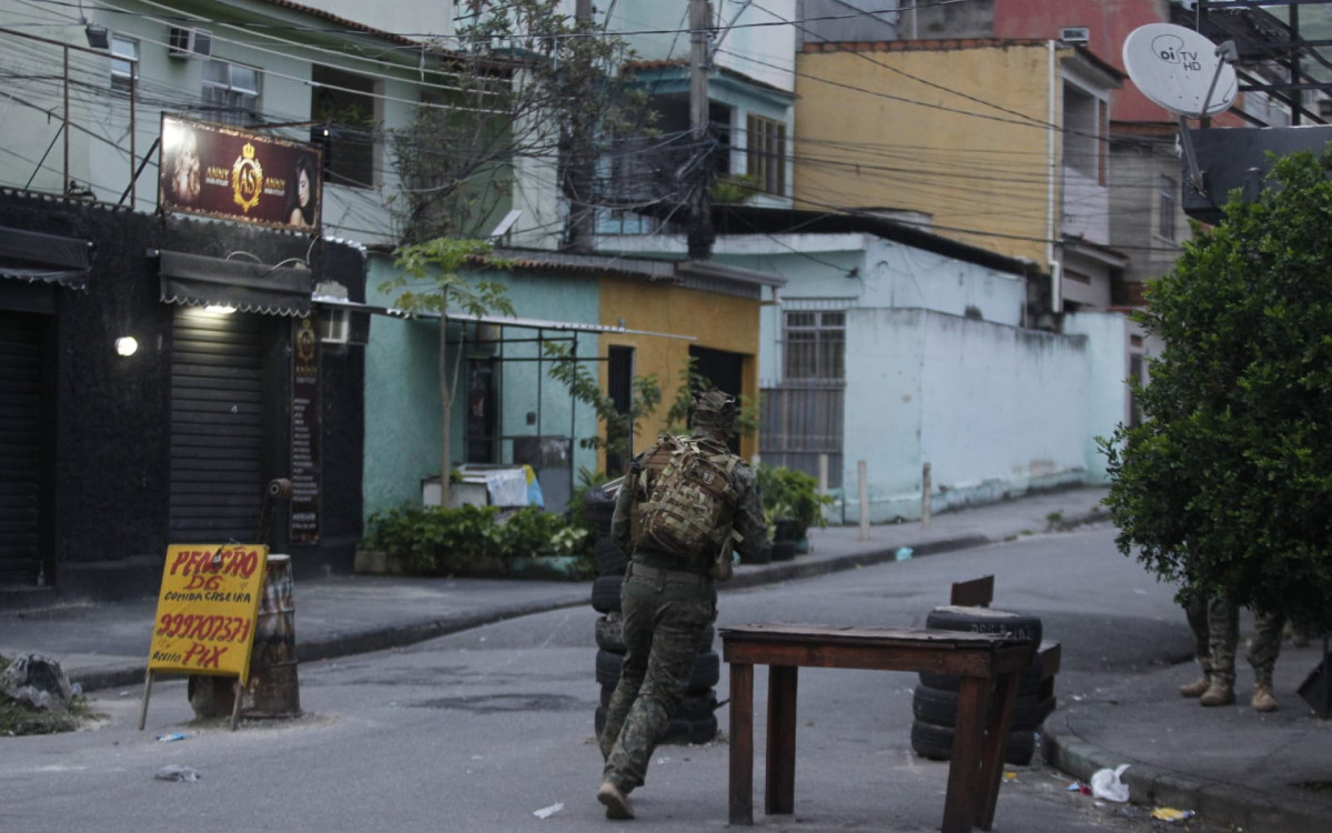 Polícias Militar e Civil realizam operação na Vila Cruzeiro, dentro do Complexo da Penha, nesta segunda-feira (9), para prender criminosos com mandado de prisão em aberto