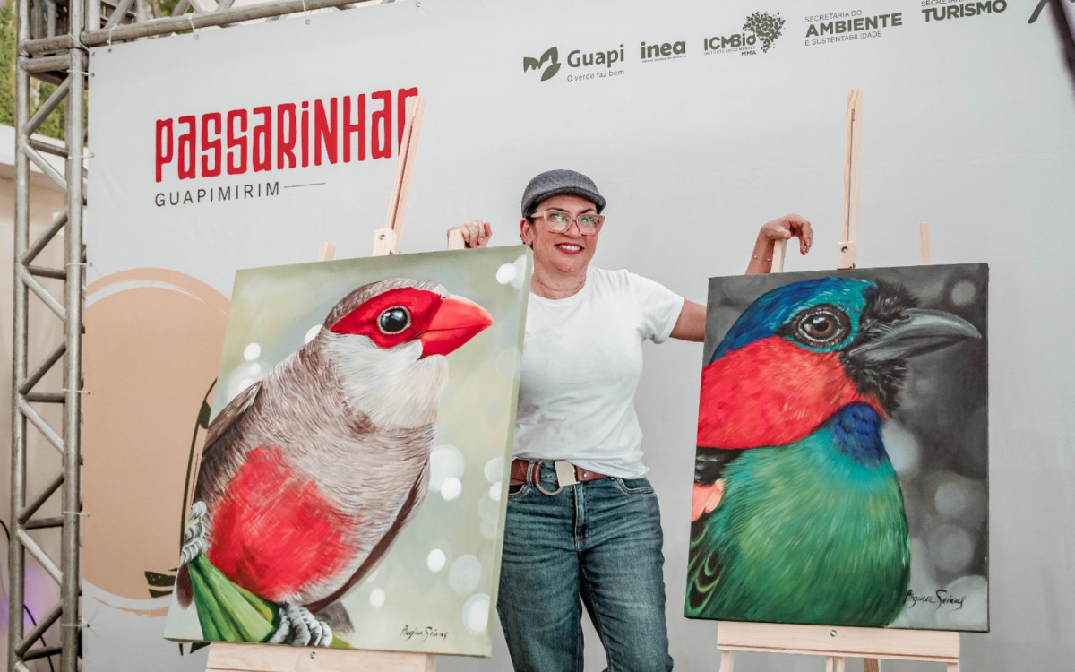 A artista plástica Argina Seixas exibe alguns de seus quadros