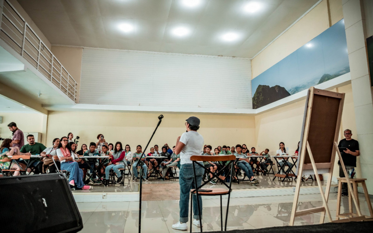 A artista plástica Argina Seixas, de Guapimirim, comanda uma oficina de pintura com alunos da rede pública de ensino