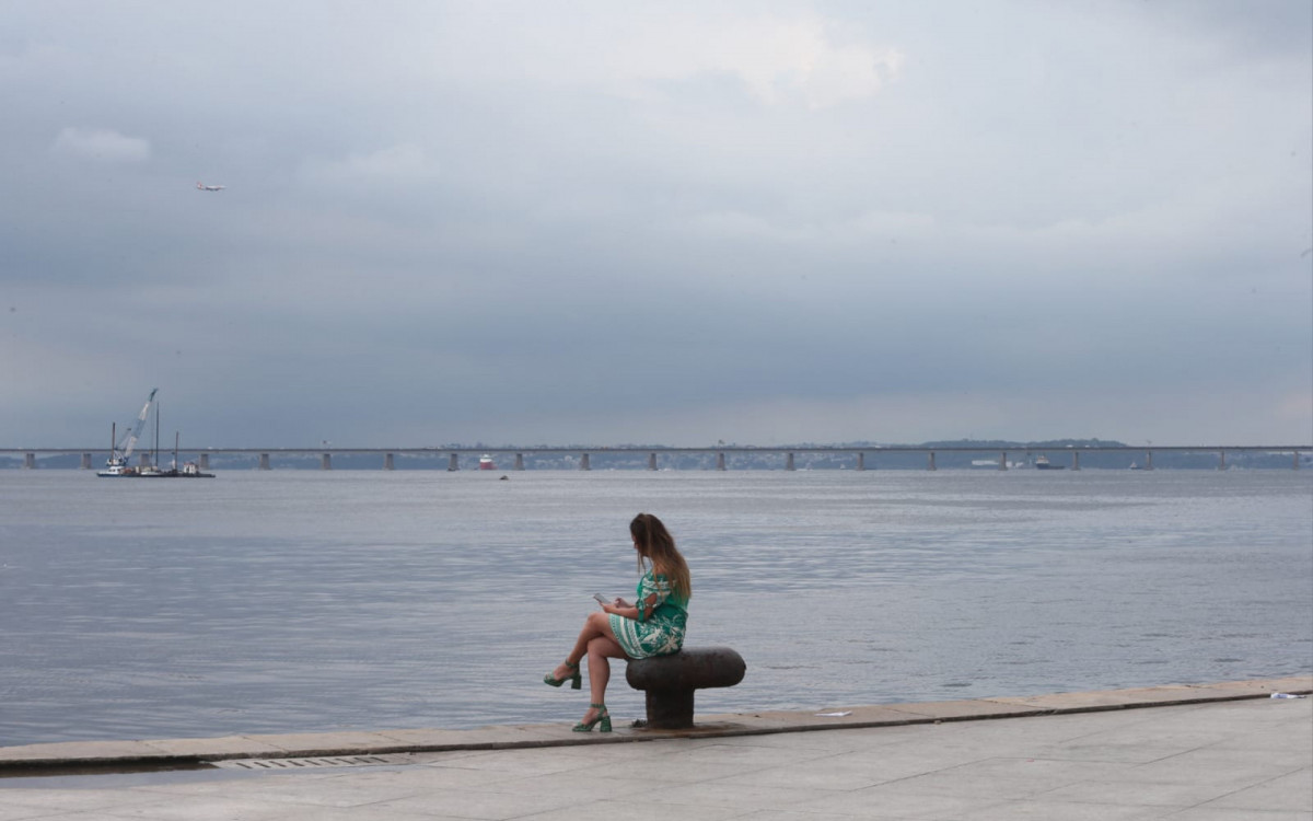 Céu parcialmente nublado a encoberto ao longo do dia