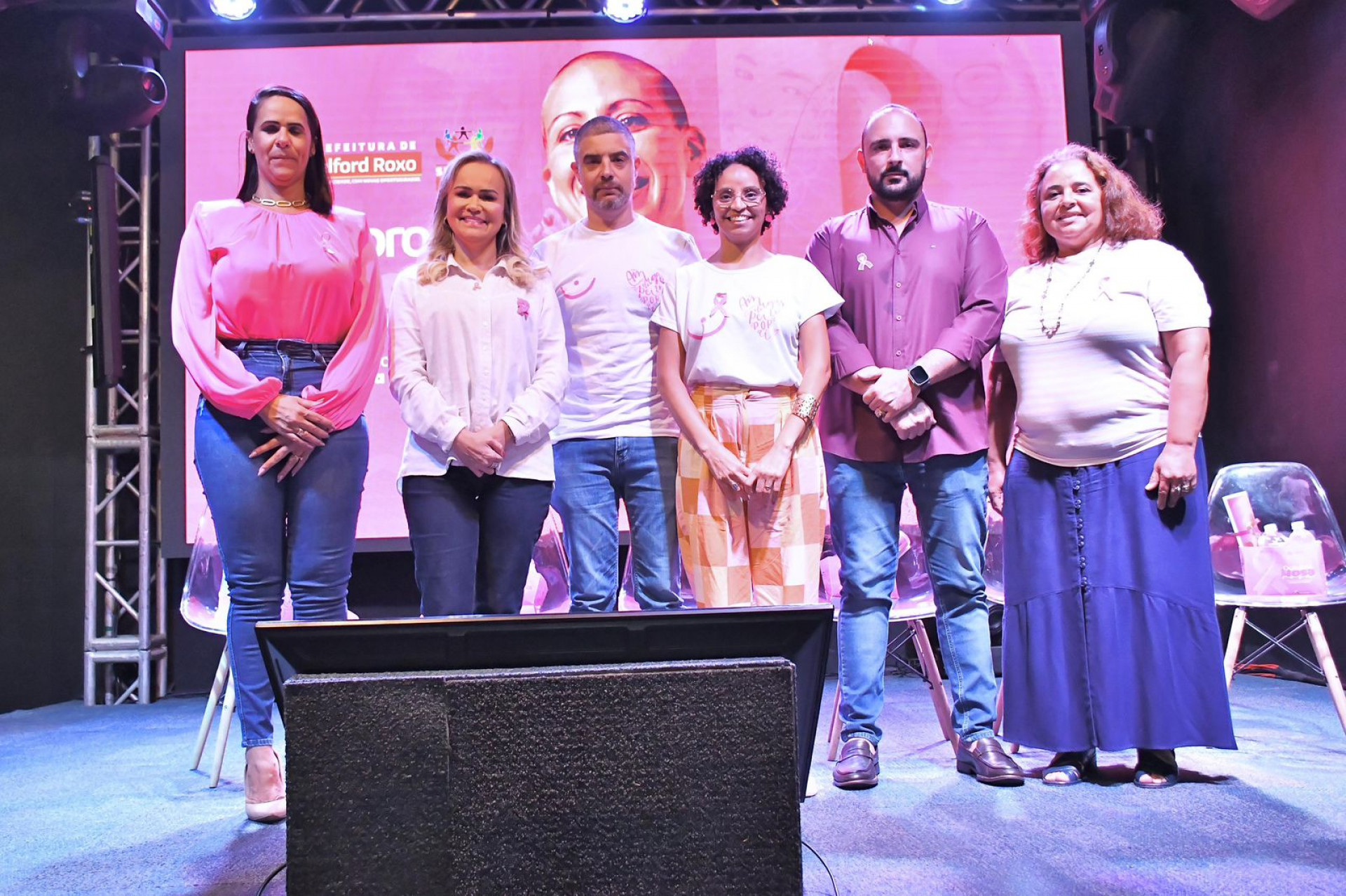 Secret&aacute;ria Tati Ervite, deputada federal Daniela do Waguinho, Silvio, Jo, Leandro Santoro e Sandra Maria Lisboa durante o evento - Jeovani Campos/PMBR