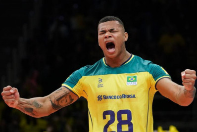 Destaque do Pré-Olímpico, Darlan brinca sobre disputa por posição com irmão: 'Manda tomar cuidado'