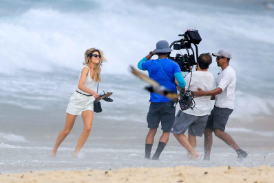 Camila Queiroz grava cenas da novela 'Beleza Fatal', na Praia do Leblon