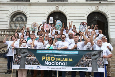 Fisioterapeutas e terapeutas ocupacionais realizam manifestação pelo piso salarial nacional