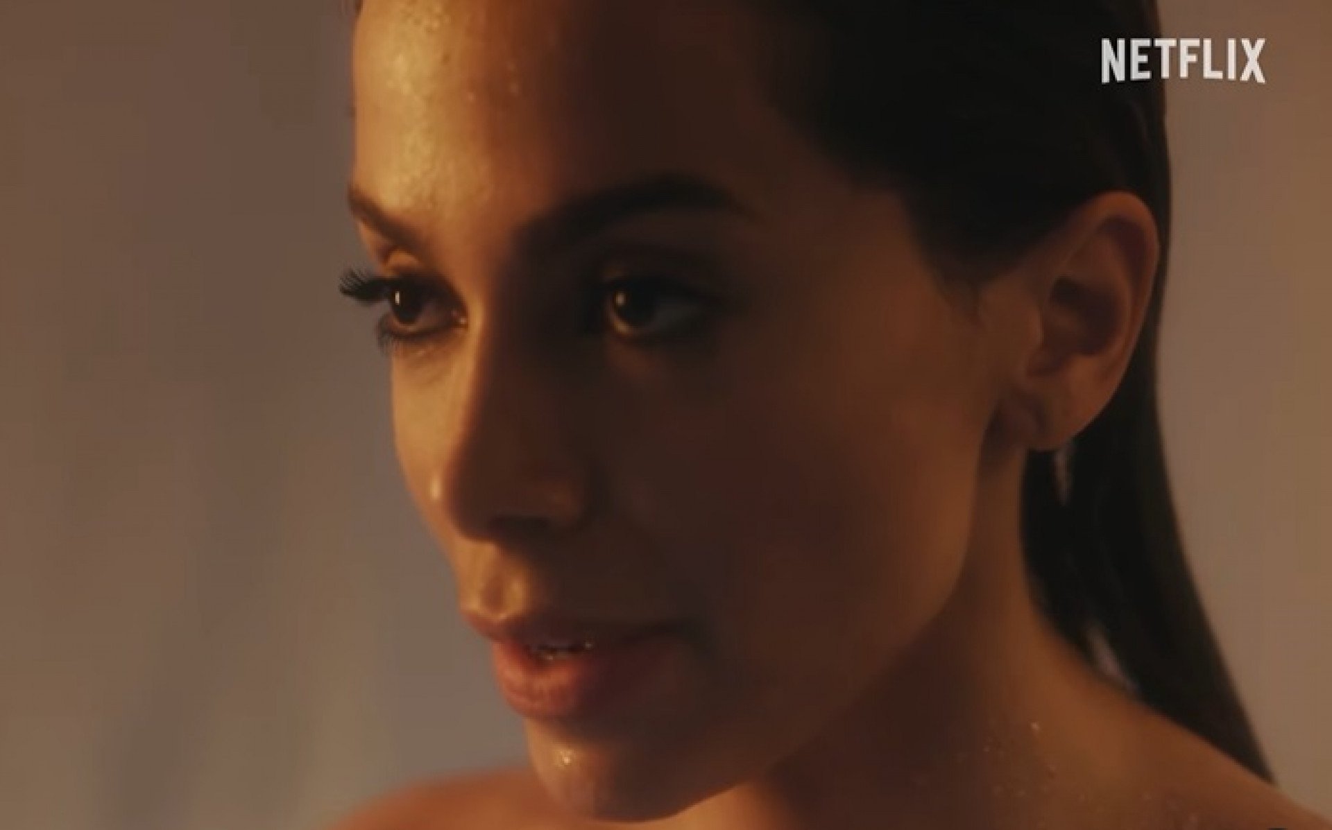 ASSISTIR VIDEO: Anitta aparece tomando banho em novo teaser de “Elite”