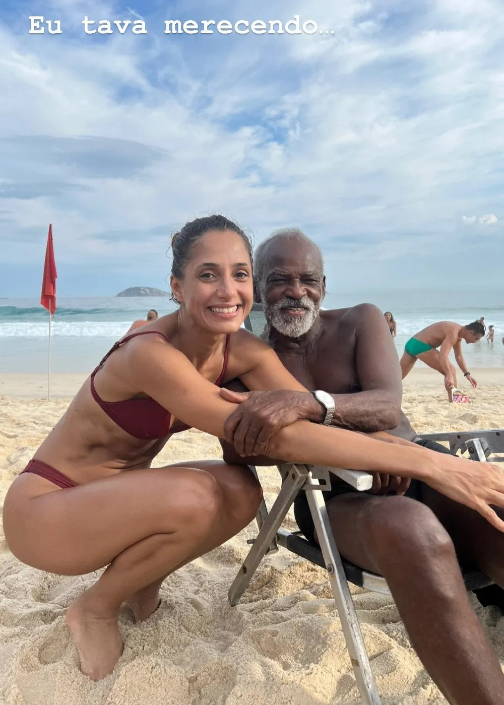 Camila Pitanga publica registro de praia ao lado do pai, Antonio Pitanga - Reprodução / Instagram