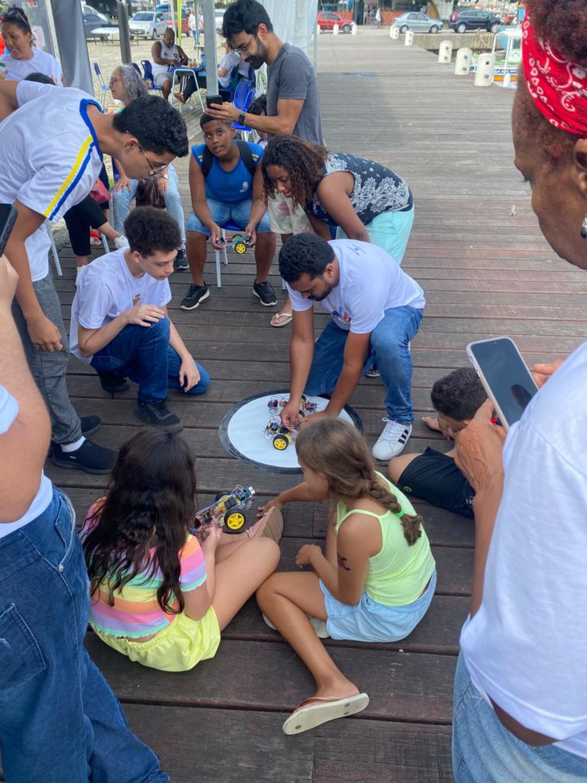 Crianças aprendem robótica ao ar livre durante evento cooperar no centro de Angra - Divulgação/Cooperar