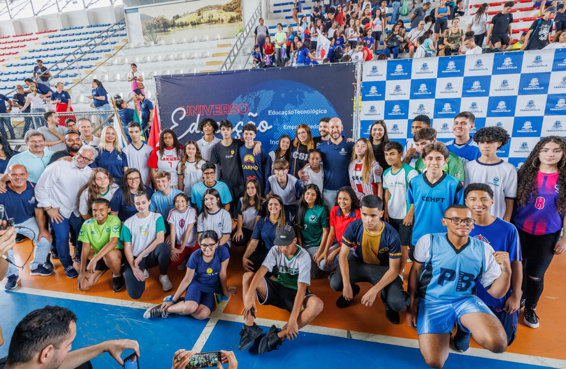 O Prefeito Vinicius Claussen com alunos reprentantes das delegações das escolas e autoridades - Bruno Nepomuceno