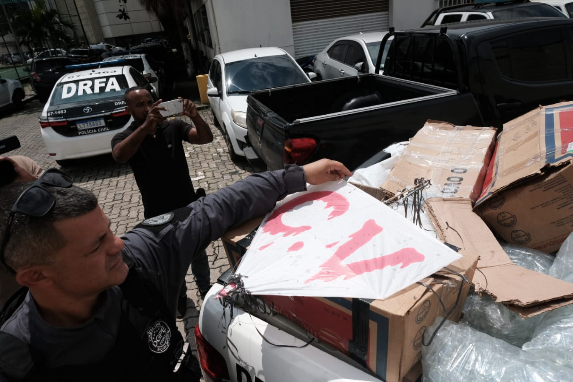 Drogas já enroladas para venda e uma pipa com a sigla do Comando Vermelho foram apreendidas durante a operação - Pedro Ivo / Agência O Dia