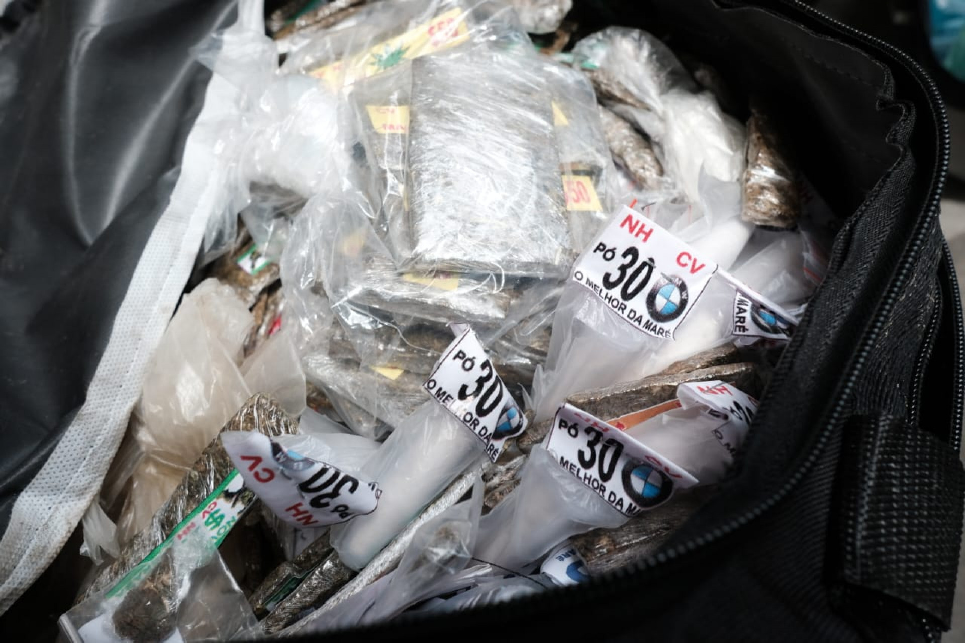 Drogas já enroladas para venda e uma pipa com a sigla do Comando Vermelho foram apreendidas durante a operação - Pedro Ivo / Agência O Dia