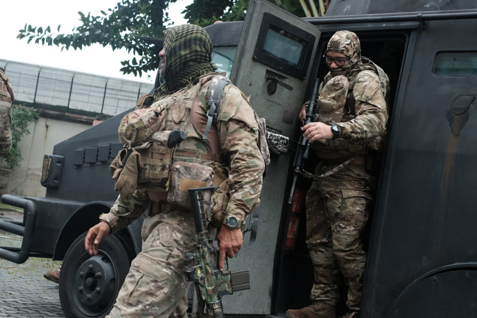 Policiais da Coordenadoria de Operações e Recursos Especiais (Core) integram as equipes que realizam operações na Vila Cruzeiro, no Complexo da Maré e na Cidade de Deus nesta segunda-feira (9) - Pedro Ivo / Agência O Dia