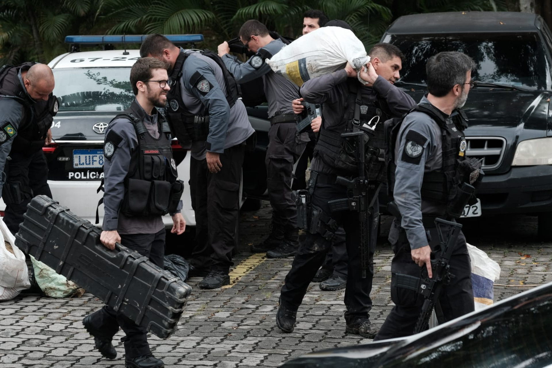 Materiais apreendidos nas opera&ccedil;&otilde;es realizadas na Vila Cruzeiro, no Complexo da Mar&eacute; e na Cidade de Deus nesta segunda-feira (9) - Pedro Ivo / Ag&ecirc;ncia O Dia