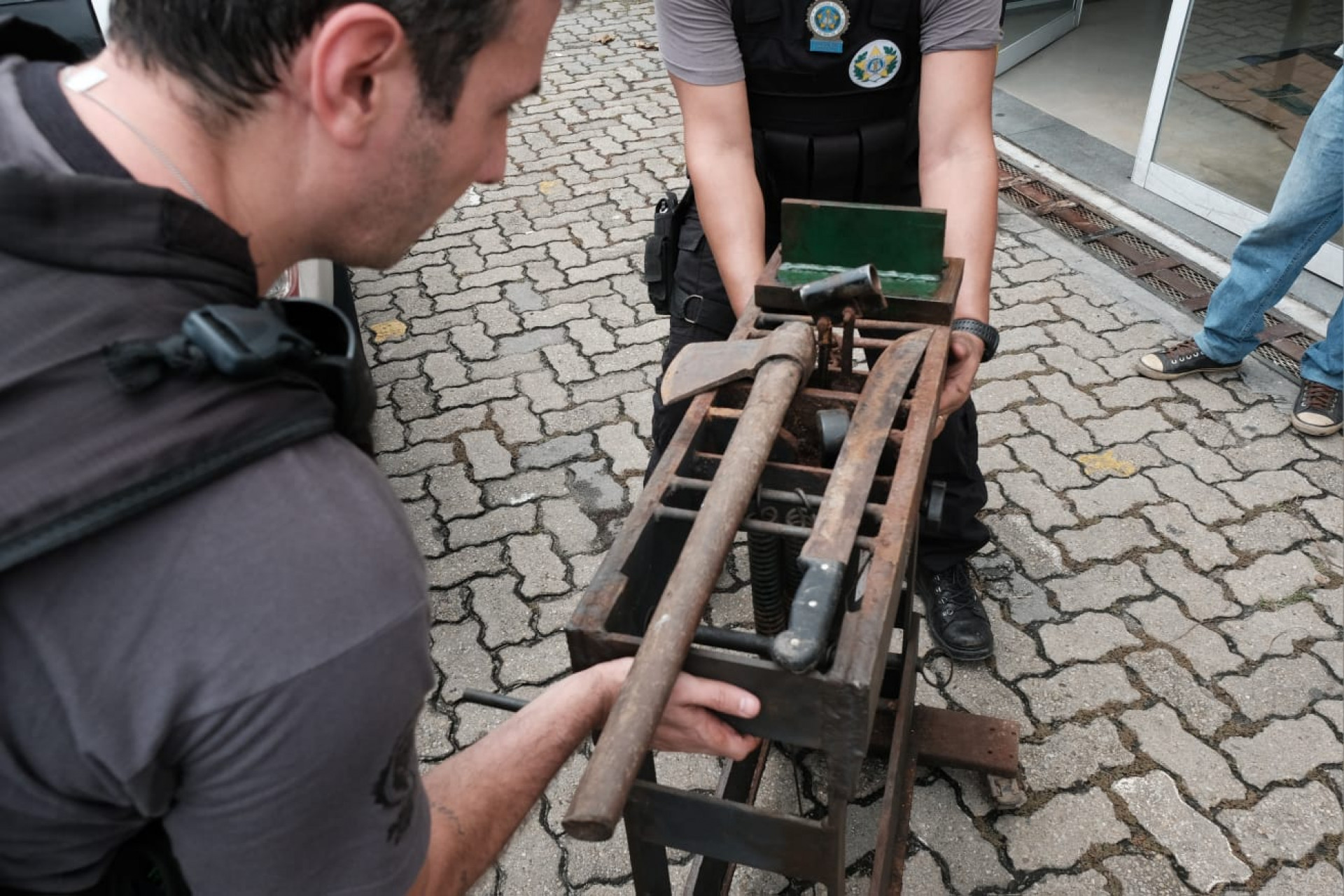 Materiais para prensar drogas e armas brancas, como machados e facas, foram apreendidos - Pedro Ivo / Agência O Dia