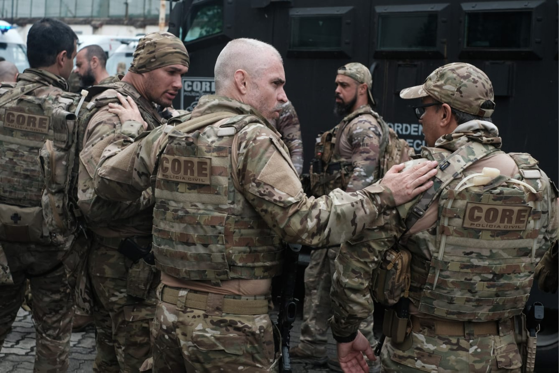 Policiais da Coordenadoria de Operações e Recursos Especiais (Core) integram as equipes que realizam operações na Vila Cruzeiro, no Complexo da Maré e na Cidade de Deus nesta segunda-feira (9) - Pedro Ivo / Agência O Dia
