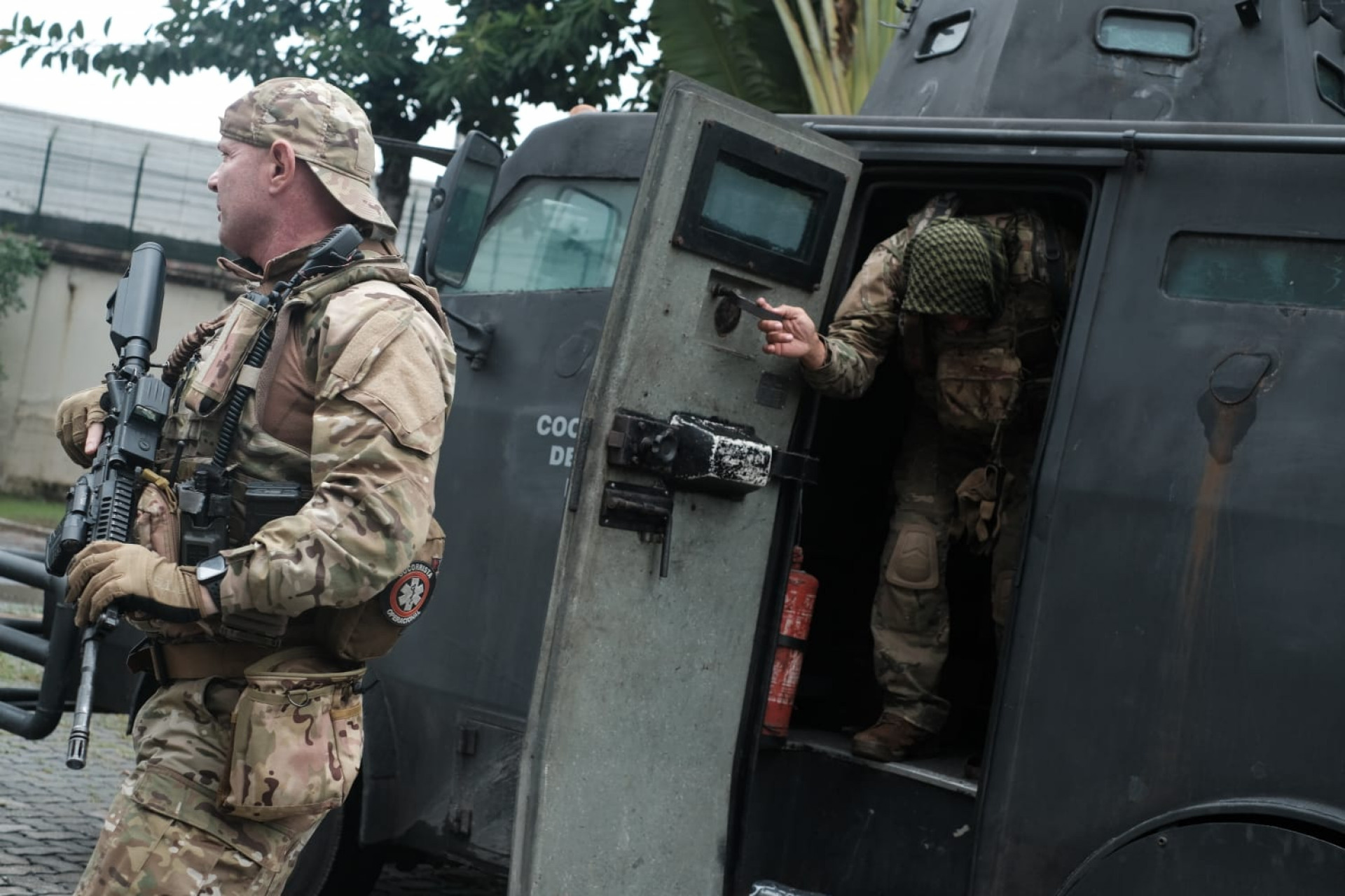 Policiais da Coordenadoria de Operações e Recursos Especiais (Core) integram as equipes que realizam operações na Vila Cruzeiro, no Complexo da Maré e na Cidade de Deus nesta segunda-feira (9) - Pedro Ivo / Agência O Dia