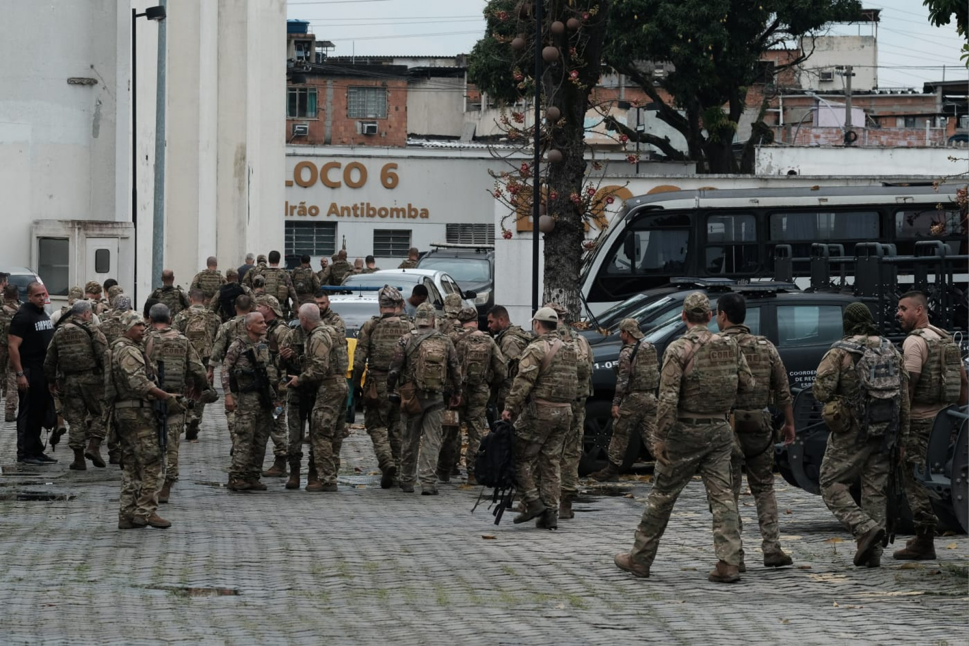 Policiais da Coordenadoria de Operações e Recursos Especiais (Core) integram as equipes que realizam operações na Vila Cruzeiro, no Complexo da Maré e na Cidade de Deus nesta segunda-feira (9) - Pedro Ivo / Agência O Dia