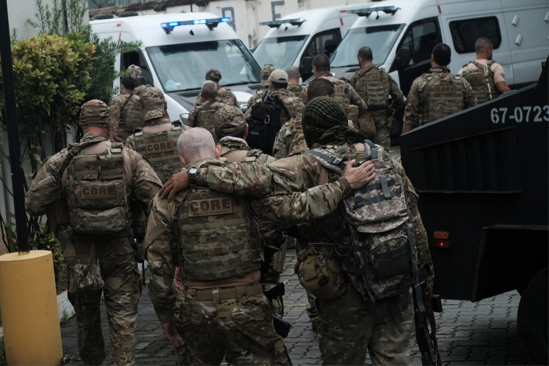 Policiais da Coordenadoria de Operações e Recursos Especiais (Core) integram as equipes que realizam operações na Vila Cruzeiro, no Complexo da Maré e na Cidade de Deus nesta segunda-feira (9) - Pedro Ivo / Agência O Dia