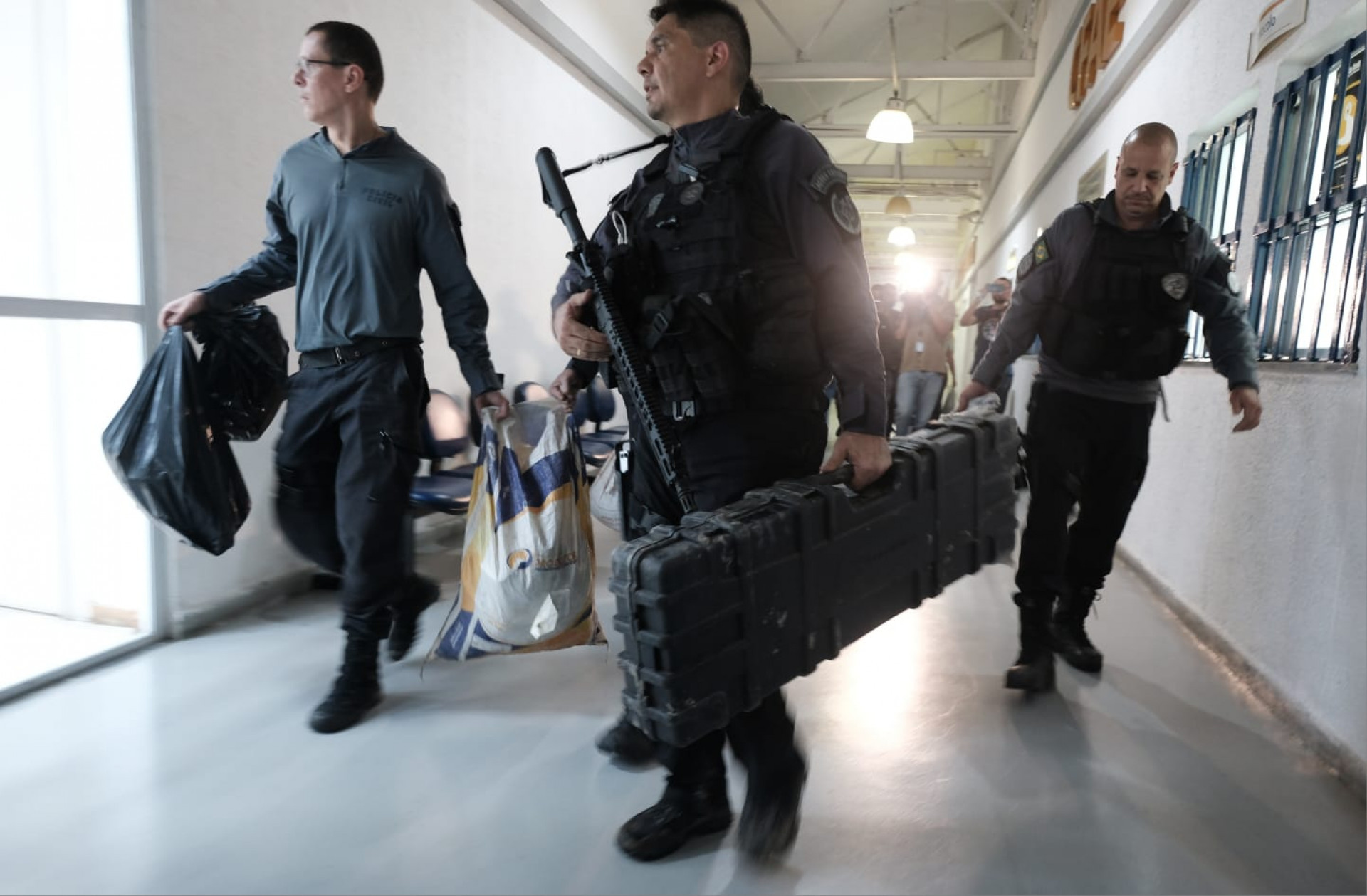 Materiais apreendidos nas opera&ccedil;&otilde;es realizadas na Vila Cruzeiro, no Complexo da Mar&eacute; e na Cidade de Deus nesta segunda-feira (9) - Pedro Ivo / Ag&ecirc;ncia O Dia