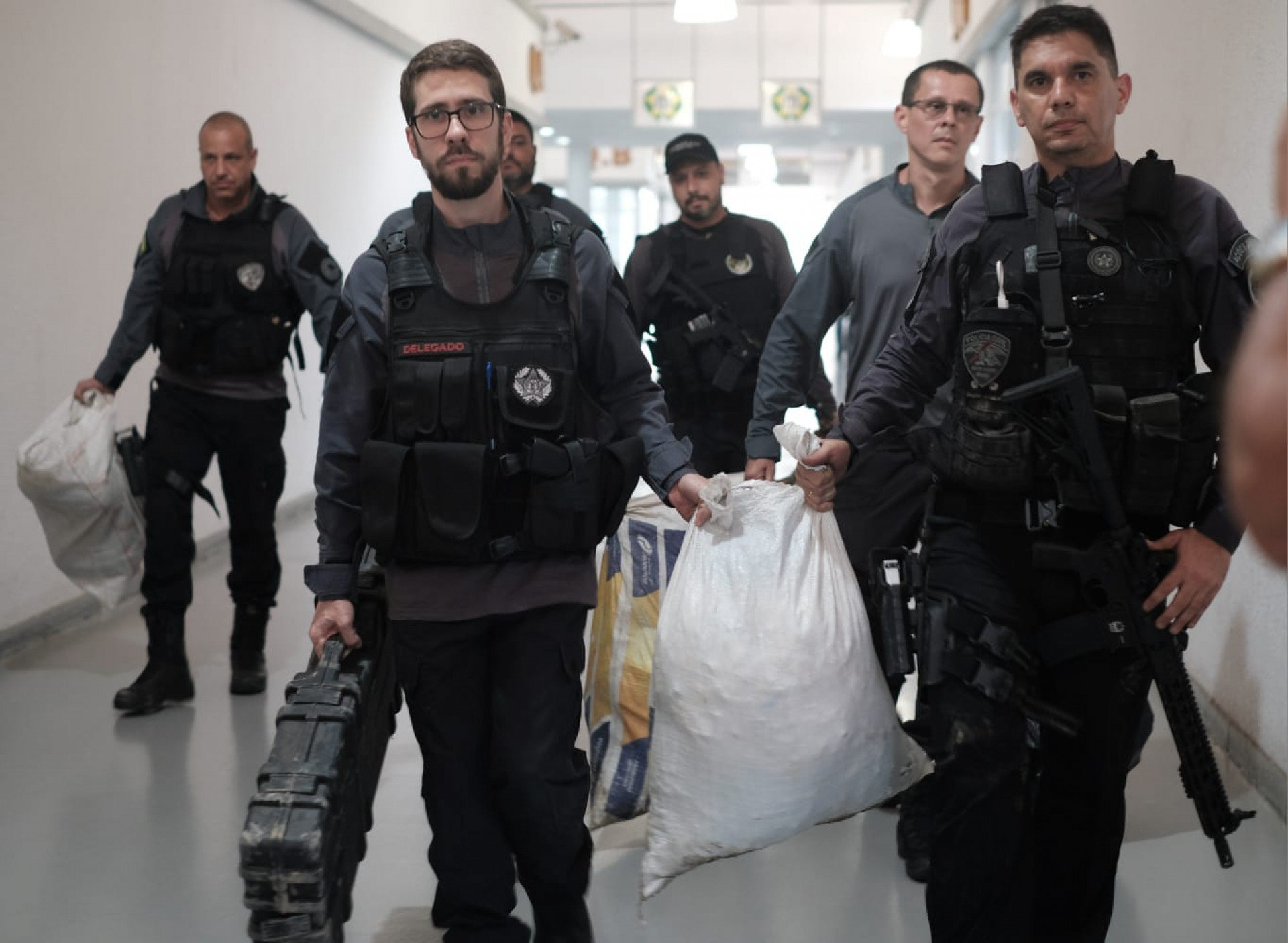 Materiais apreendidos nas opera&ccedil;&otilde;es realizadas na Vila Cruzeiro, no Complexo da Mar&eacute; e na Cidade de Deus nesta segunda-feira (9) - Pedro Ivo / Ag&ecirc;ncia O Dia