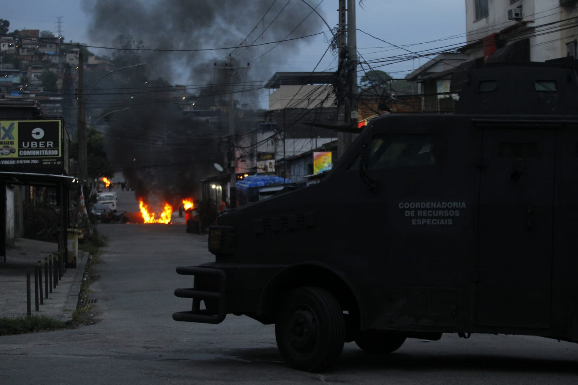 Polícias Militar e Civil realizam operação na Vila Cruzeiro, dentro do Complexo da Penha, nesta segunda-feira (9), para prender criminosos com mandado de prisão em aberto - Reginaldo Pimenta / Agência O Dia