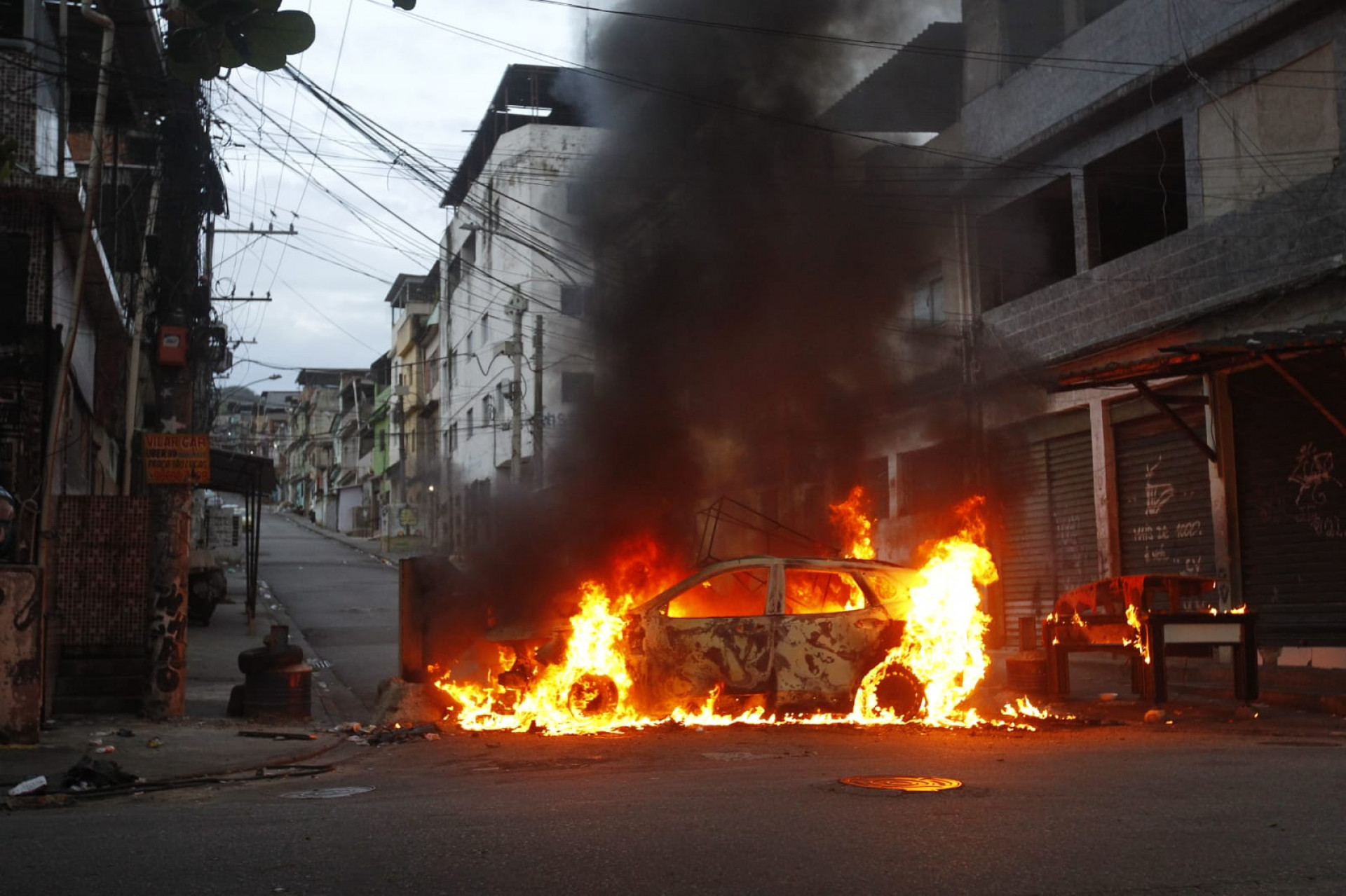 Polícias Militar e Civil realizam operação na Vila Cruzeiro, dentro do Complexo da Penha, nesta segunda-feira (9), para prender criminosos com mandado de prisão em aberto - Reginaldo Pimenta / Agência O Dia