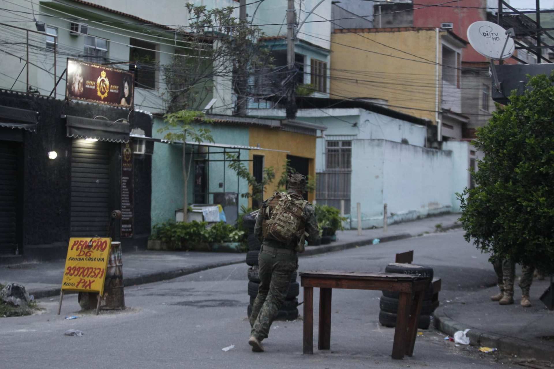 Polícias Militar e Civil realizam operação na Vila Cruzeiro, dentro do Complexo da Penha, nesta segunda-feira (9), para prender criminosos com mandado de prisão em aberto - Reginaldo Pimenta / Agência O Dia