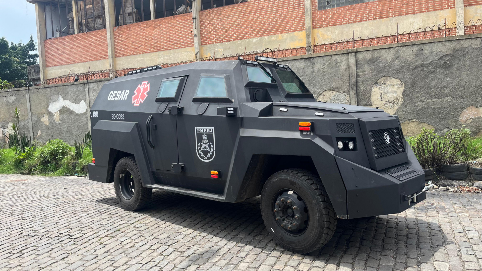 As ambulâncias são equipadas com os recursos de uma UTI móvel e com a blindagem dos veículos de tropa - Divulgação / PMERJ