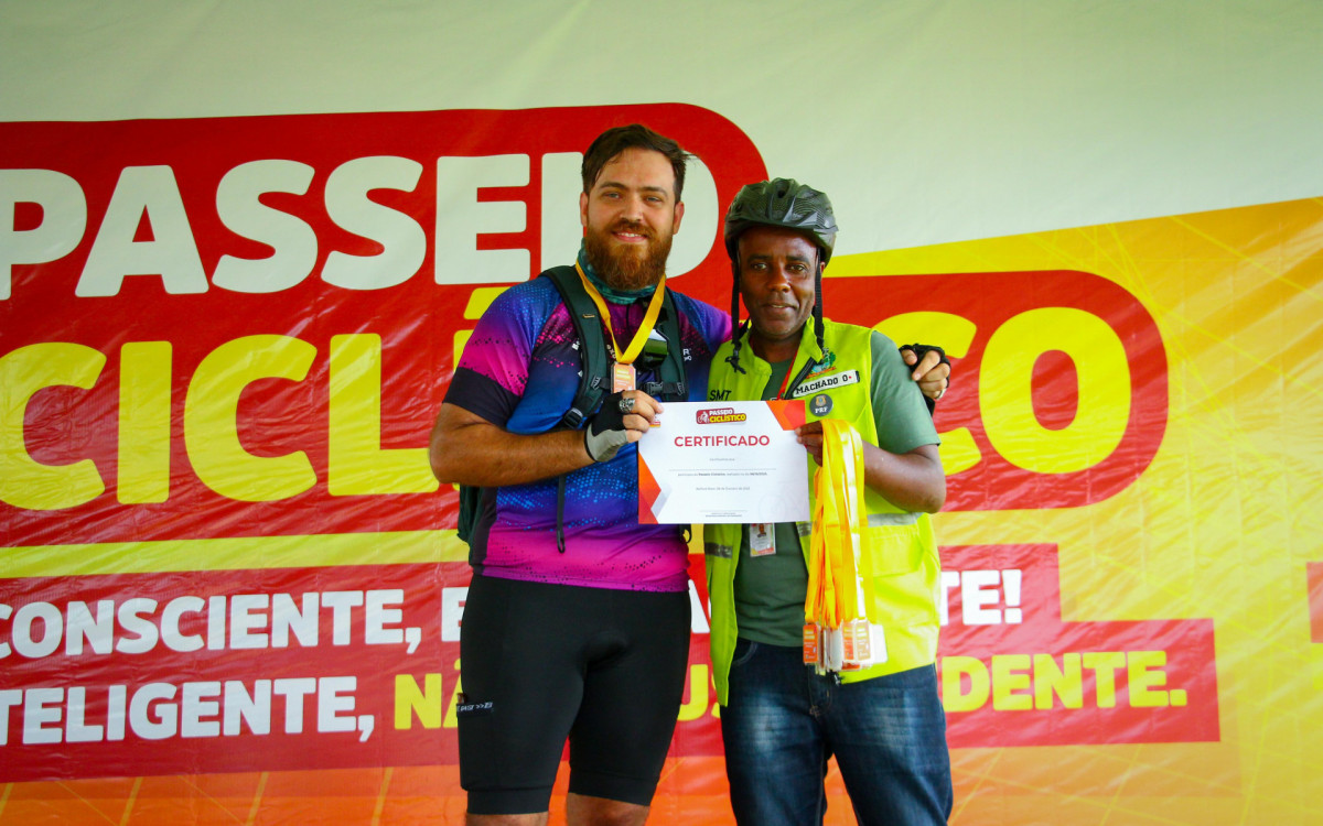 O secretário Marcelo machado entregou aos ciclista Filipe Siqueira a medalha e o certificado de participação