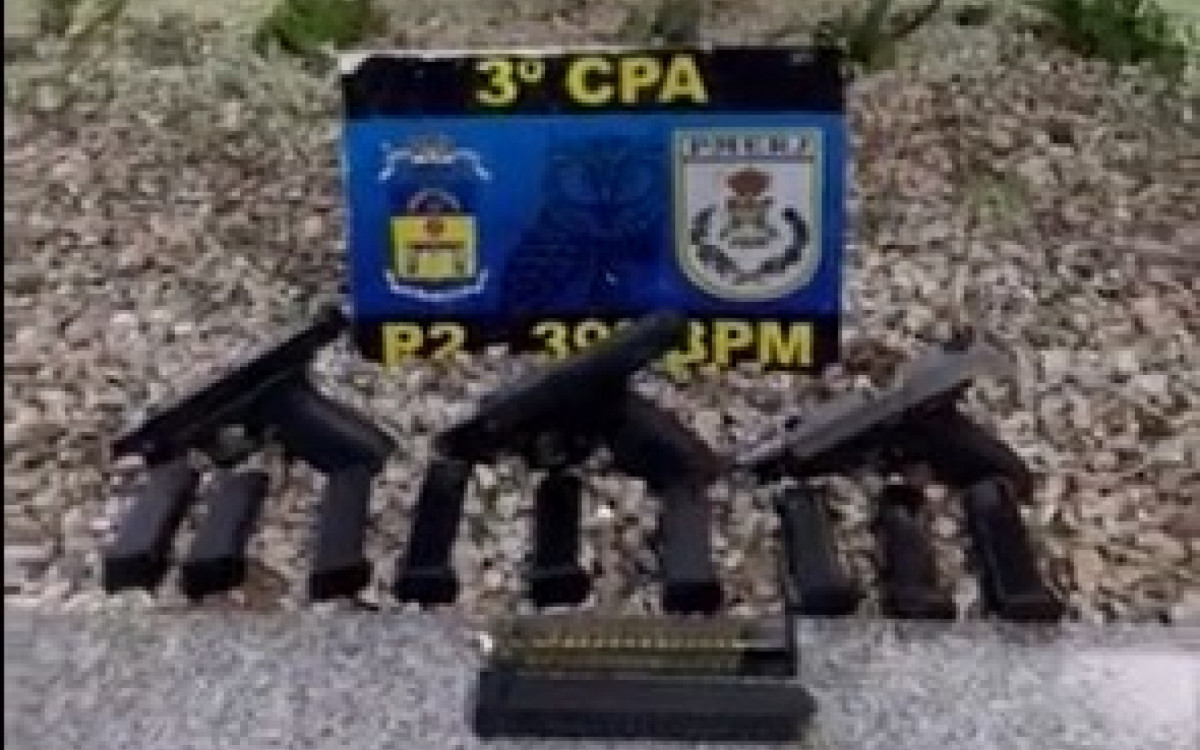 A ocorrência policial com as armas e todo o material apreendido foi registrada na 54ª DP