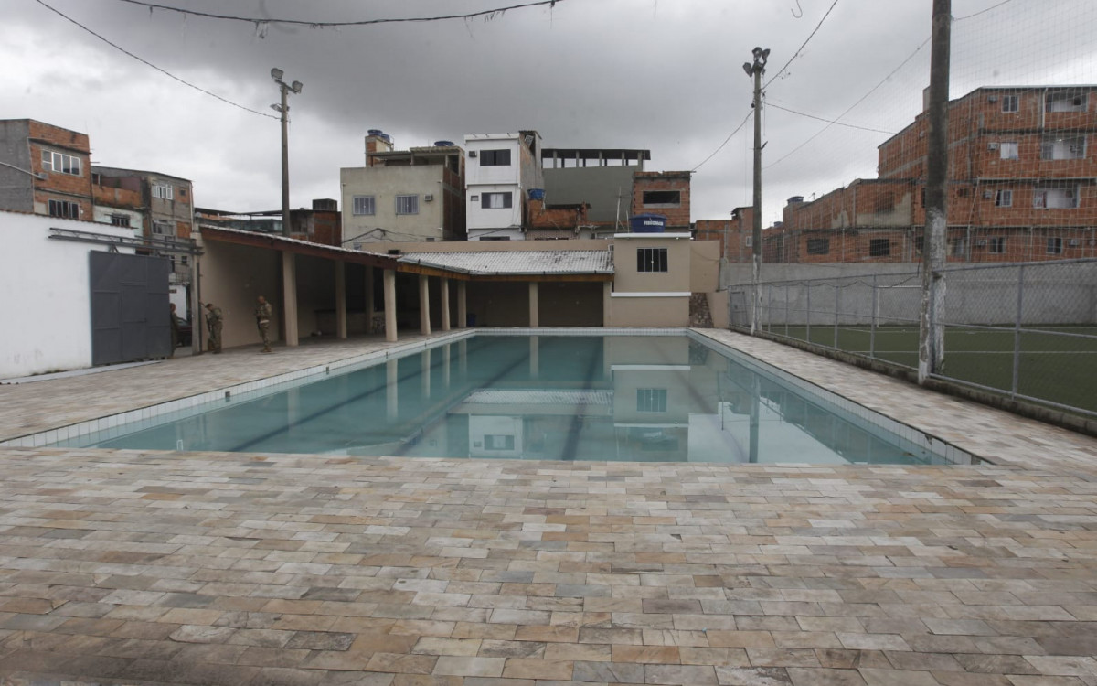 &Aacute;rea de lazer e centro de treinamento constru&iacute;dos pelo tr&aacute;fico - Reginaldo Pimenta/Ag&ecirc;ncia O DIA