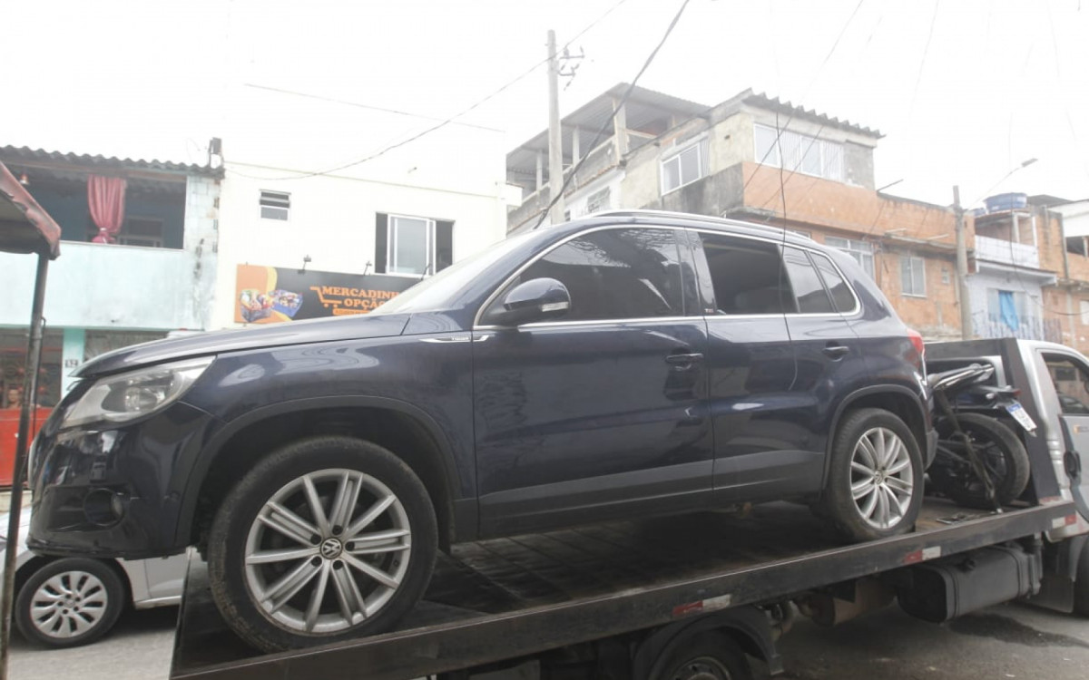 Estufas de maconha e um galpão de desmanche de veículo foram localizados - Reginaldo Pimenta/Agência O DIA