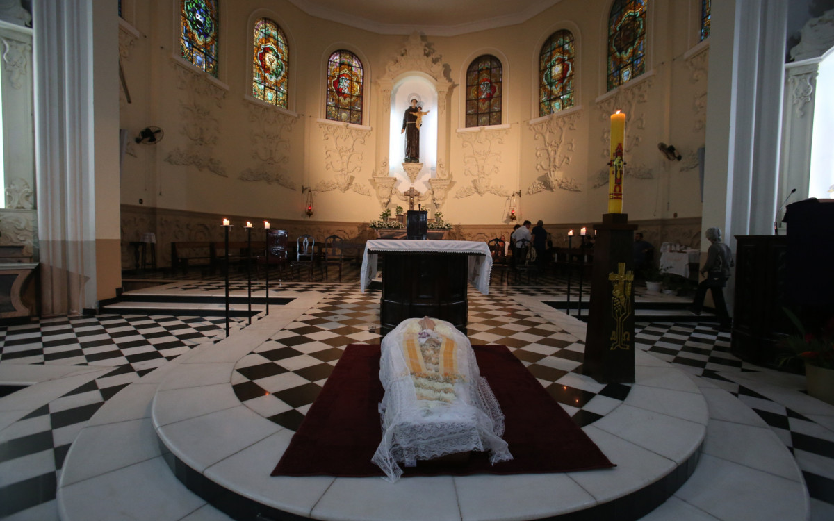 Vel&oacute;rio do Bispo em&eacute;rito Dom Mauro Morelli na Catedral de Santo Ant&ocirc;nio, em Duque de Caxias, nesta ter&ccedil;a-feira (10) - Cl&eacute;ber Mendes/Ag&ecirc;ncia O Dia