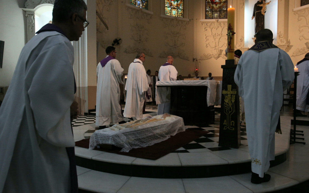 Na foto, a irm&atilde; e sobrinha de Dom Mauro Morelli durante o vel&oacute;rio na Catedral de Santo Ant&ocirc;nio, em Duque de Caxias, nesta ter&ccedil;a-feira (10) - Cl&eacute;ber Mendes/Ag&ecirc;ncia O Dia