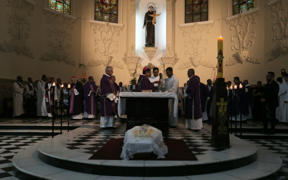 Vel&oacute;rio do Bispo em&eacute;rito Dom Mauro Morelli na Catedral de Santo Ant&ocirc;nio, em Duque de Caxias, nesta ter&ccedil;a-feira (10) - Cl&eacute;ber Mendes/Ag&ecirc;ncia O Dia