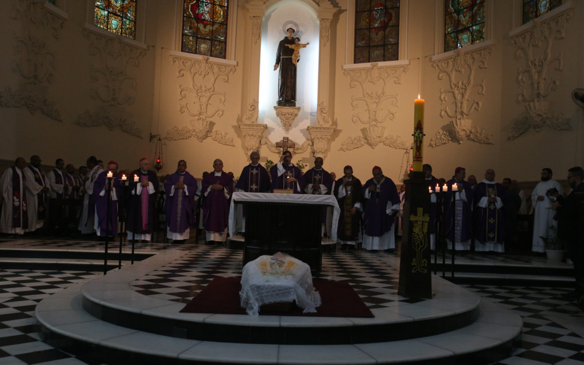 Vel&oacute;rio do Bispo em&eacute;rito Dom Mauro Morelli na Catedral de Santo Ant&ocirc;nio, em Duque de Caxias, nesta ter&ccedil;a-feira (10) - Cl&eacute;ber Mendes/Ag&ecirc;ncia O Dia