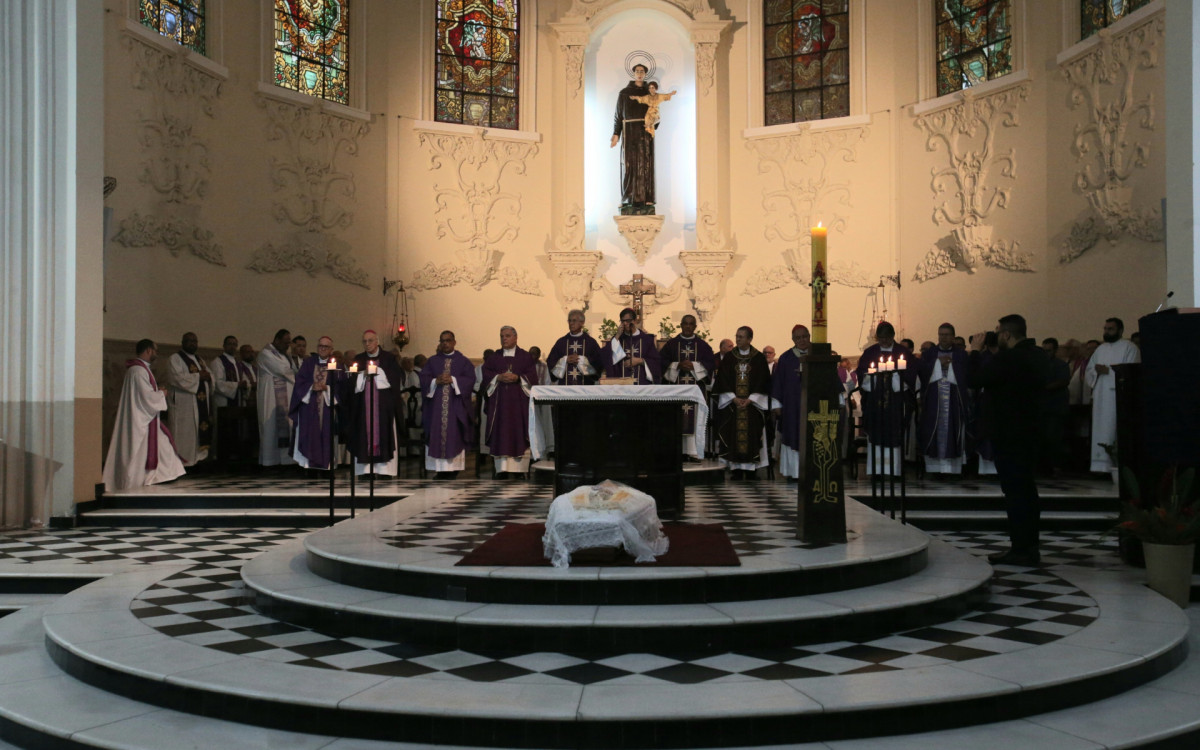 Vel&oacute;rio do Bispo em&eacute;rito Dom Mauro Morelli na Catedral de Santo Ant&ocirc;nio, em Duque de Caxias, nesta ter&ccedil;a-feira (10) - Cl&eacute;ber Mendes/Ag&ecirc;ncia O Dia