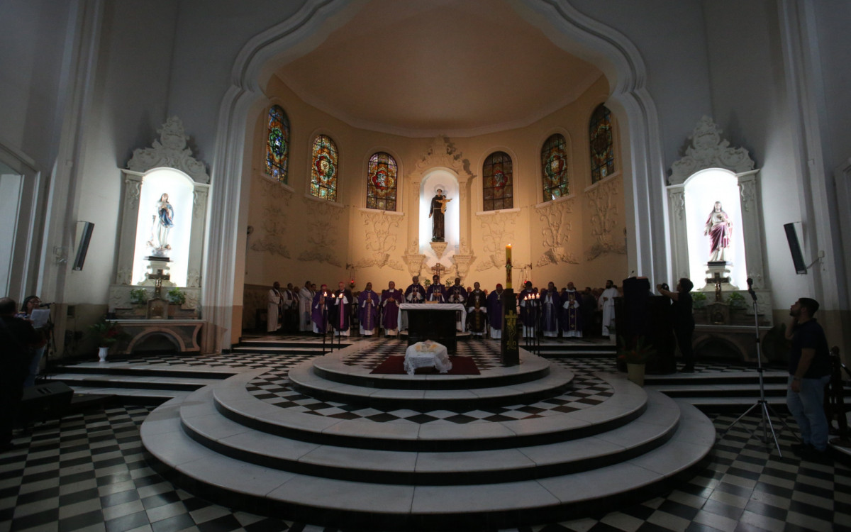 Vel&oacute;rio do Bispo em&eacute;rito Dom Mauro Morelli na Catedral de Santo Ant&ocirc;nio, em Duque de Caxias, nesta ter&ccedil;a-feira (10) - Cl&eacute;ber Mendes/Ag&ecirc;ncia O Dia