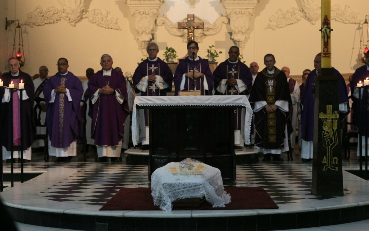Vel&oacute;rio do Bispo em&eacute;rito Dom Mauro Morelli na Catedral de Santo Ant&ocirc;nio, em Duque de Caxias, nesta ter&ccedil;a-feira (10) - Cl&eacute;ber Mendes/Ag&ecirc;ncia O Dia