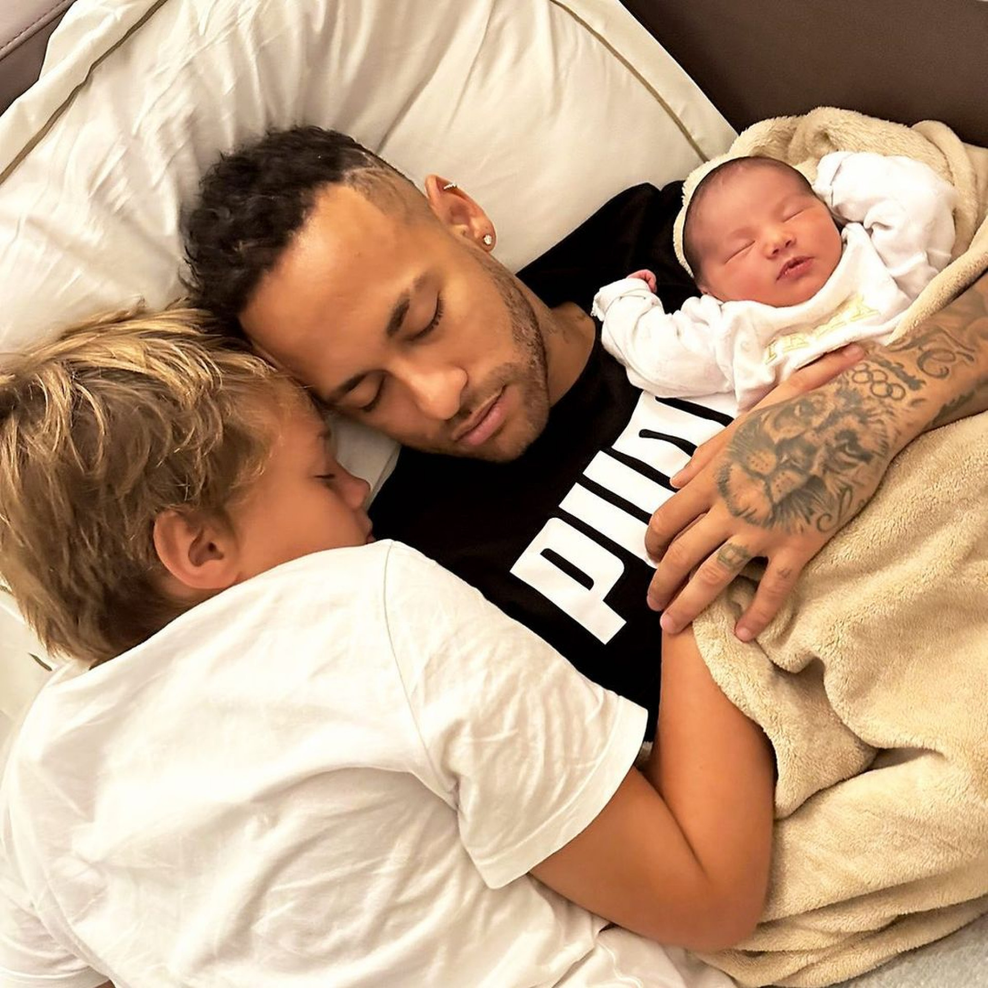 Neymar Jr. tira soneca com os filhos, Davi Lucca e Mavie - Reprodução/Instagram