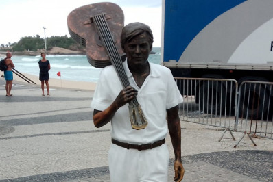 Estátua do Tom Jobim é restaurada no Arpoador