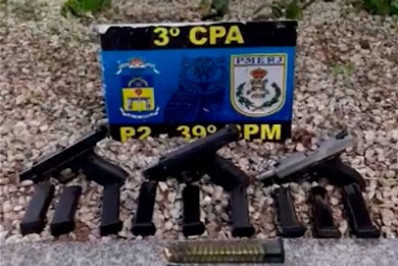 PM prende trio com pistolas, munições e celulares em Belford Roxo