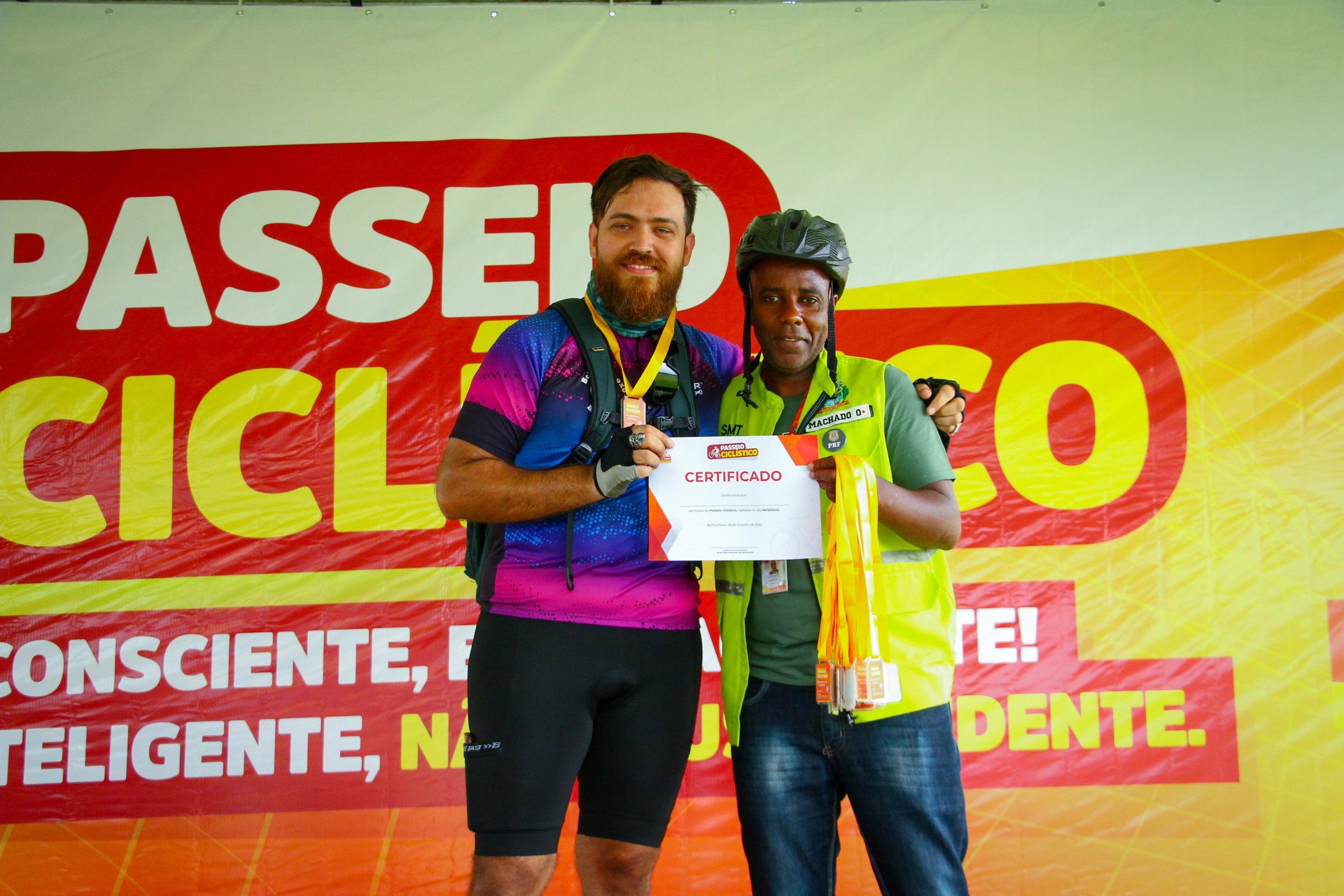 O secret&aacute;rio Marcelo machado entregou aos ciclista Filipe Siqueira a medalha e o certificado de participa&ccedil;&atilde;o - Kristian Amarante/PMBR