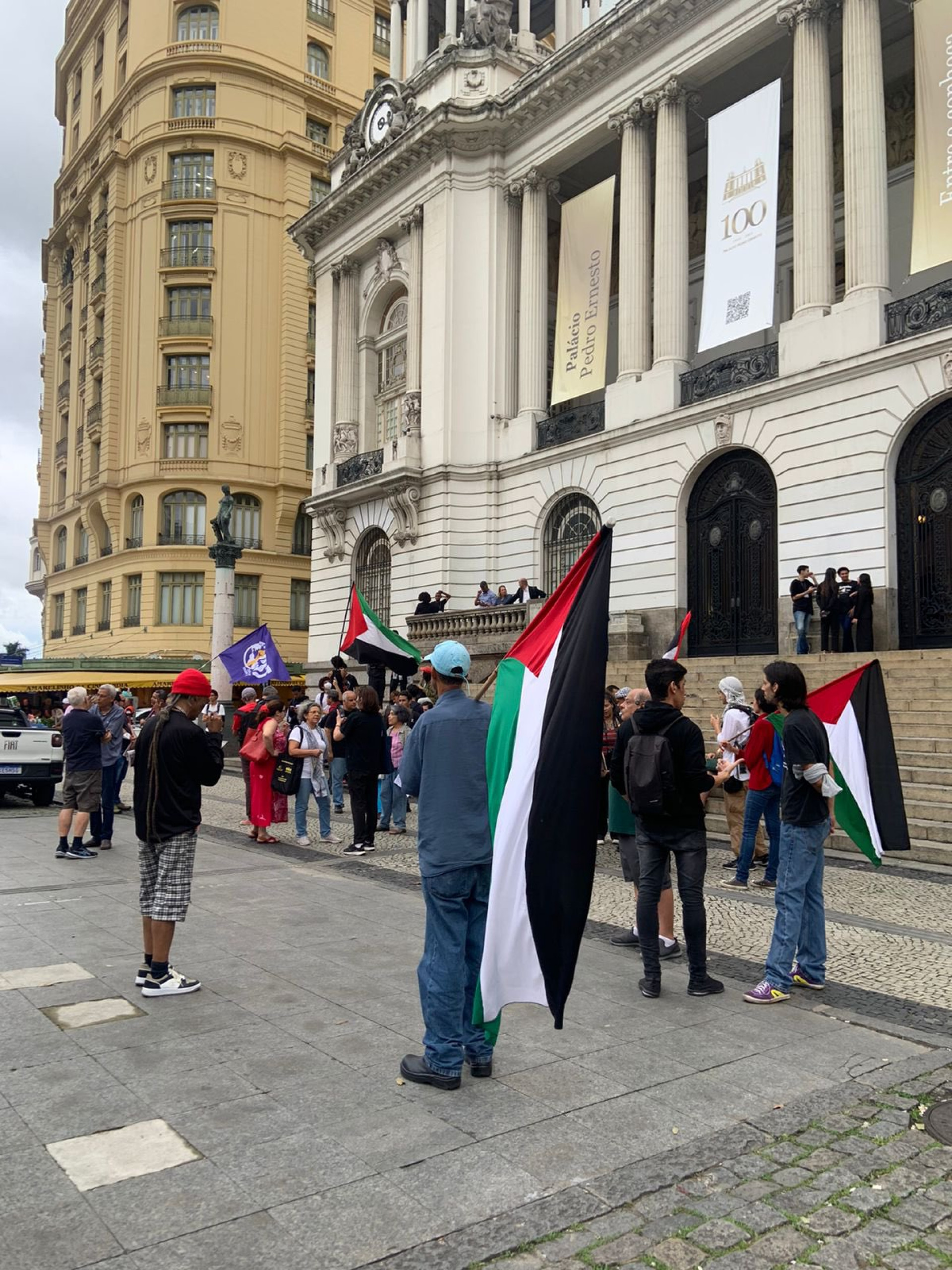 Na foto, manifestantes apoiam atos da organização palestina Hamas contra Israel - PCO/Divulgação