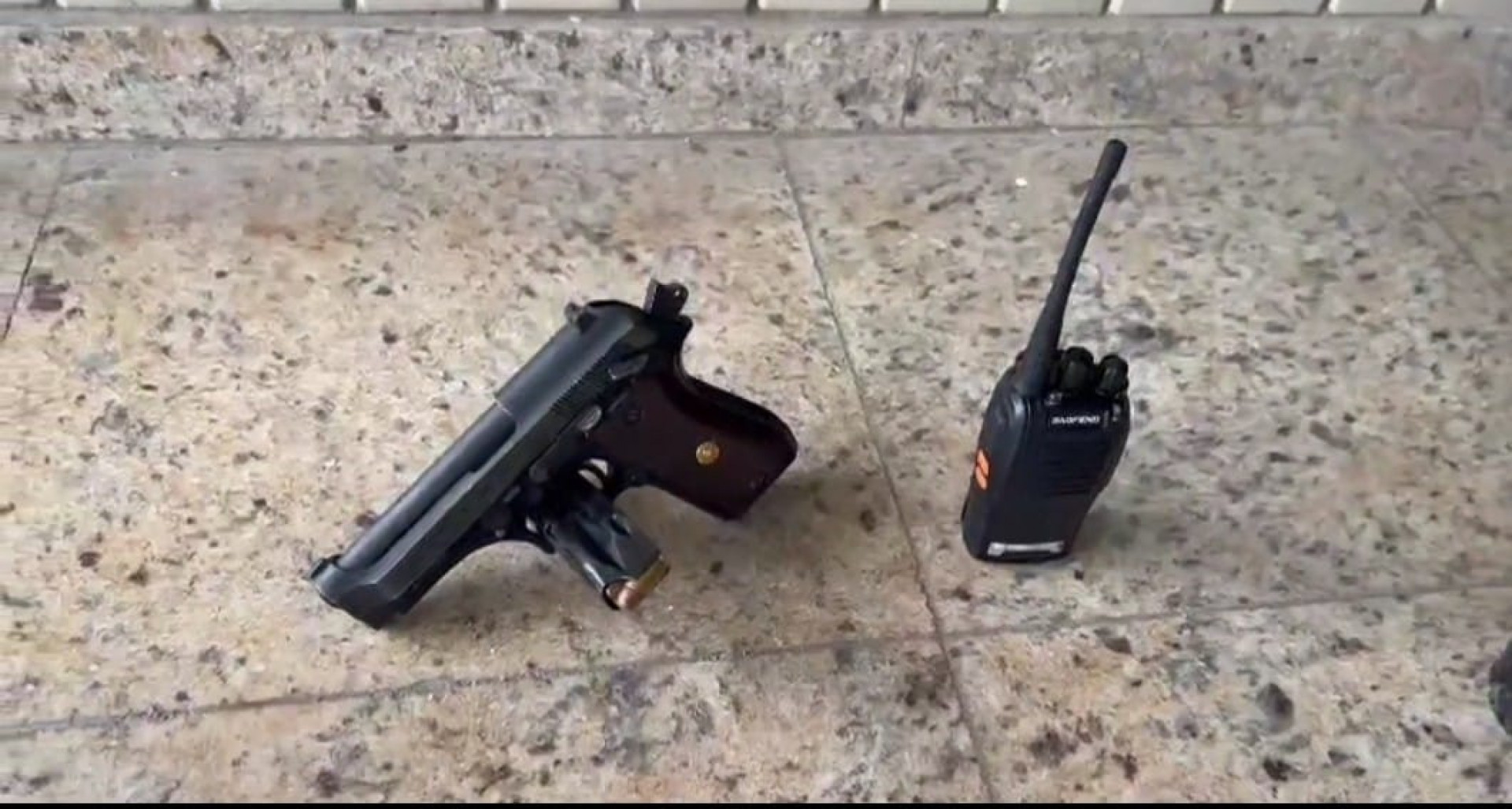 Arma e r&aacute;dio foram apreendidos com o suspeito baleado no Morro do Carmo. Ele n&atilde;o resistiu aos ferimentos e foi &agrave; &oacute;bito no HMJ - Divulga&ccedil;&atilde;o/PM