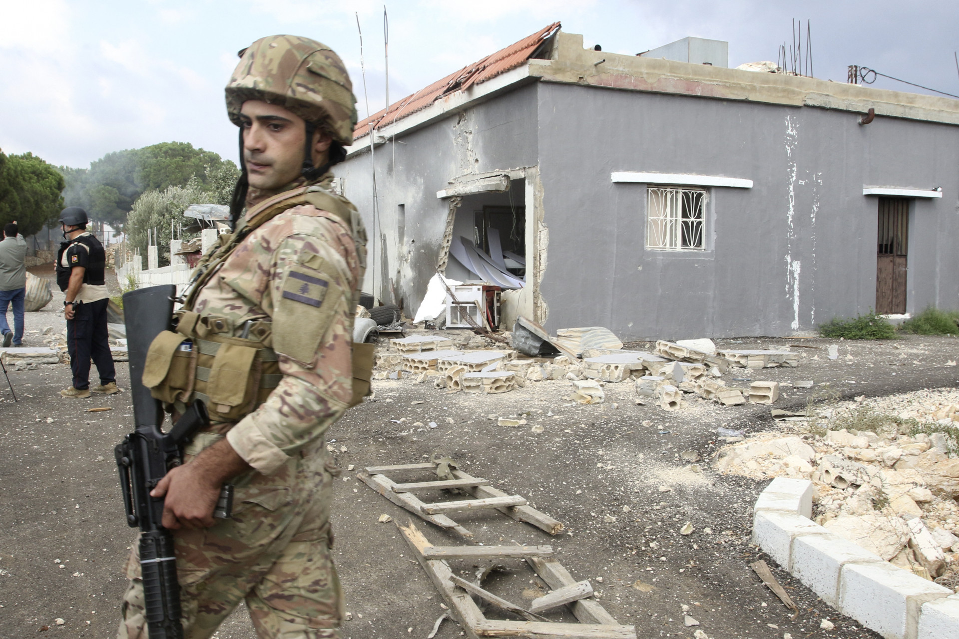 Soldado israelense faz vigia perto de casa usada pelas forças de Israel na fronteira com Líbano - MAHMOUD ZAYYAT / AFP