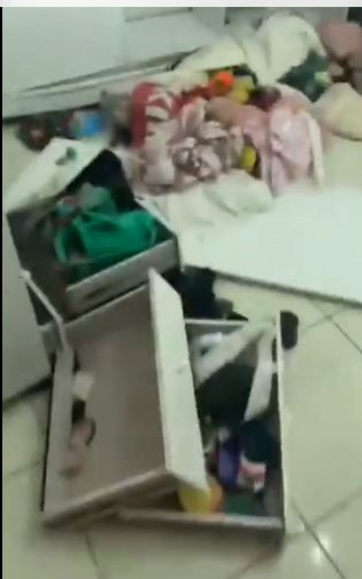 Casa revirada durante operação no Complexo da Maré - Rede Social